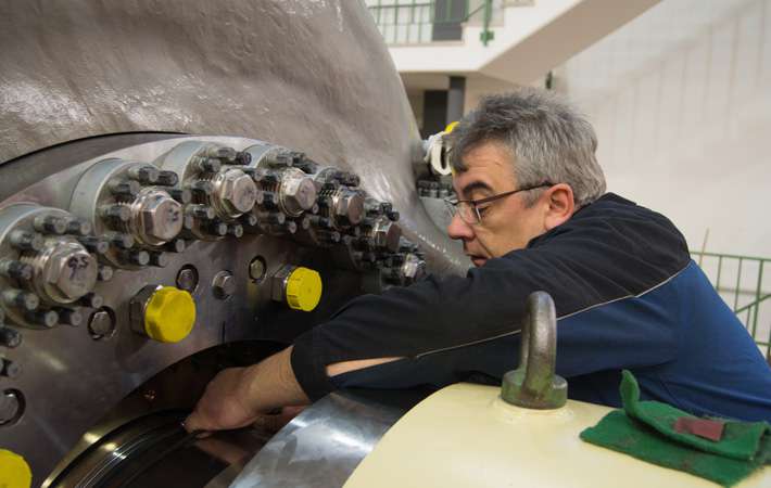 Split mechanical seals for high-performance storage pump